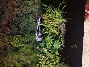 Carro capota sobre trilhos em Herval d’Oeste após colisão no centro da cidade