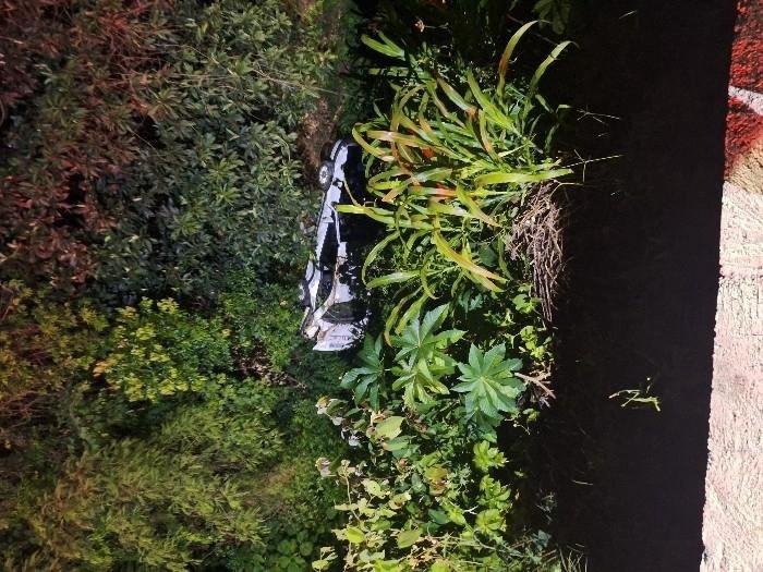 Carro capota sobre trilhos em Herval d’Oeste após colisão no centro da cidade