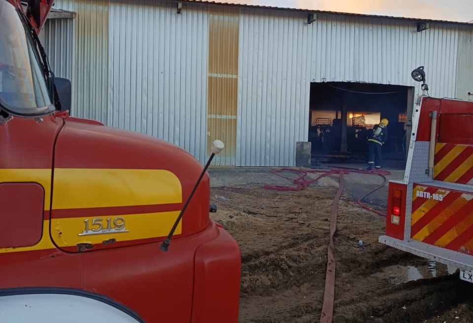 Incêndio atinge estufa de madeira em empresa de SC