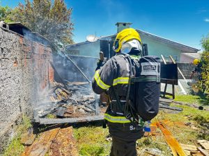 Incêndio atinge depósito de madeira em Campos Novos e mobiliza Corpo de Bombeiros