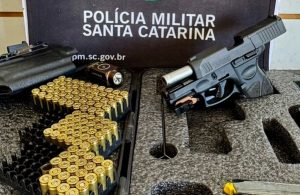 PM apreende arma e mais de 100 munições após perseguição em Campos Novos