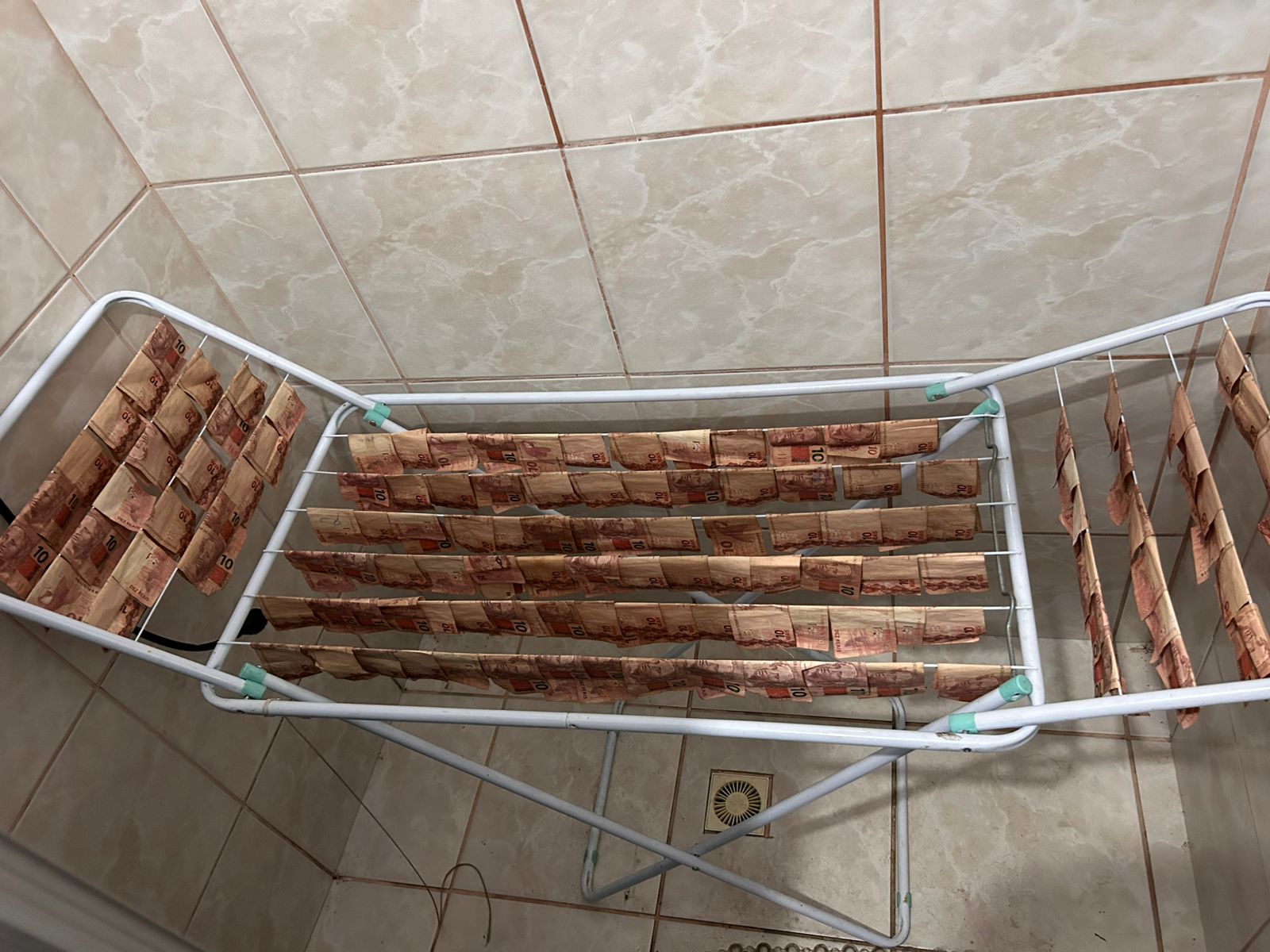 Prisão, apreensão de armas e dinheiro na mala: saiba detalhes de operação policial no Oeste