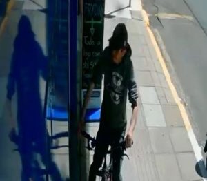 Homem pratica furto em loja no Centro de Campos Novos e foge de bicicleta