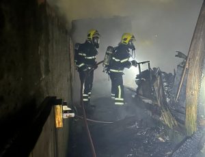Casa é destruída por incêndio durante a madrugada em Curitibanos