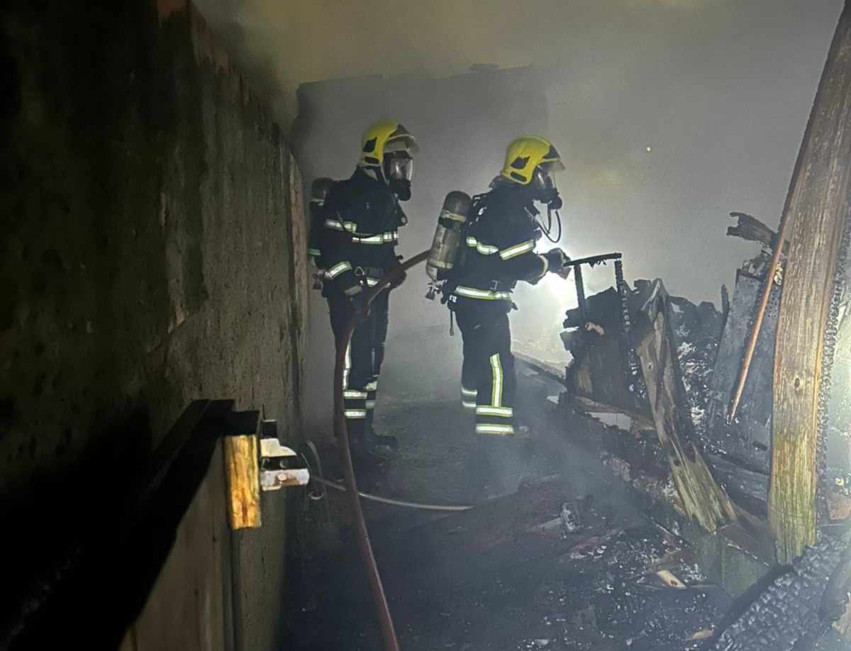 Casa é destruída por incêndio durante a madrugada em Curitibanos