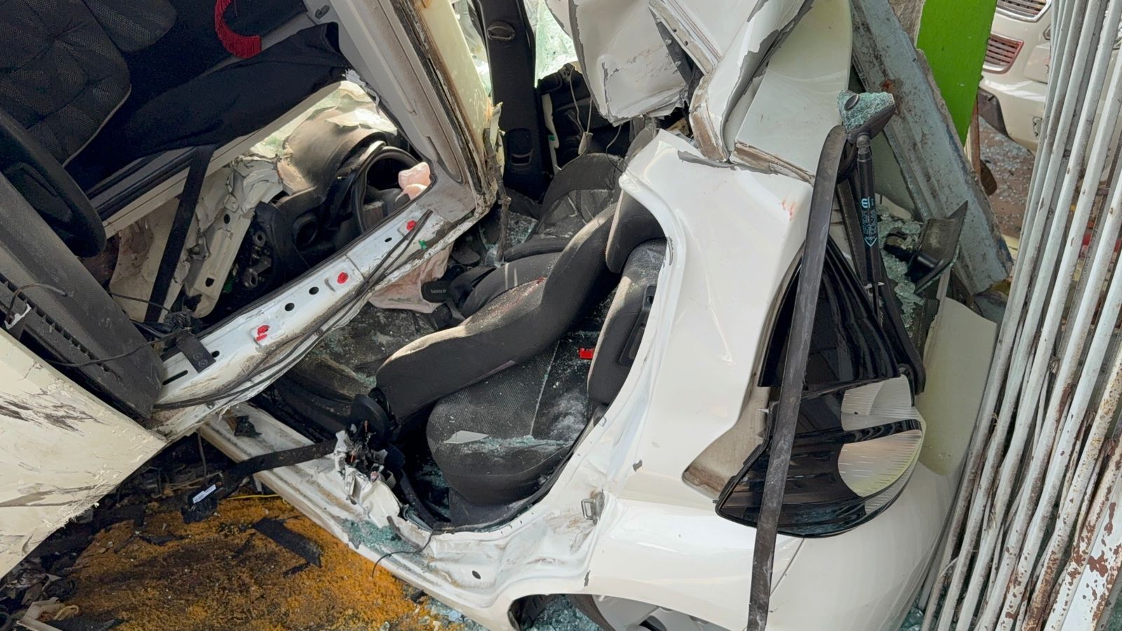 Caminhão desgovernado atinge veículo em Herval e duas pessoas são resgatadas das ferragens