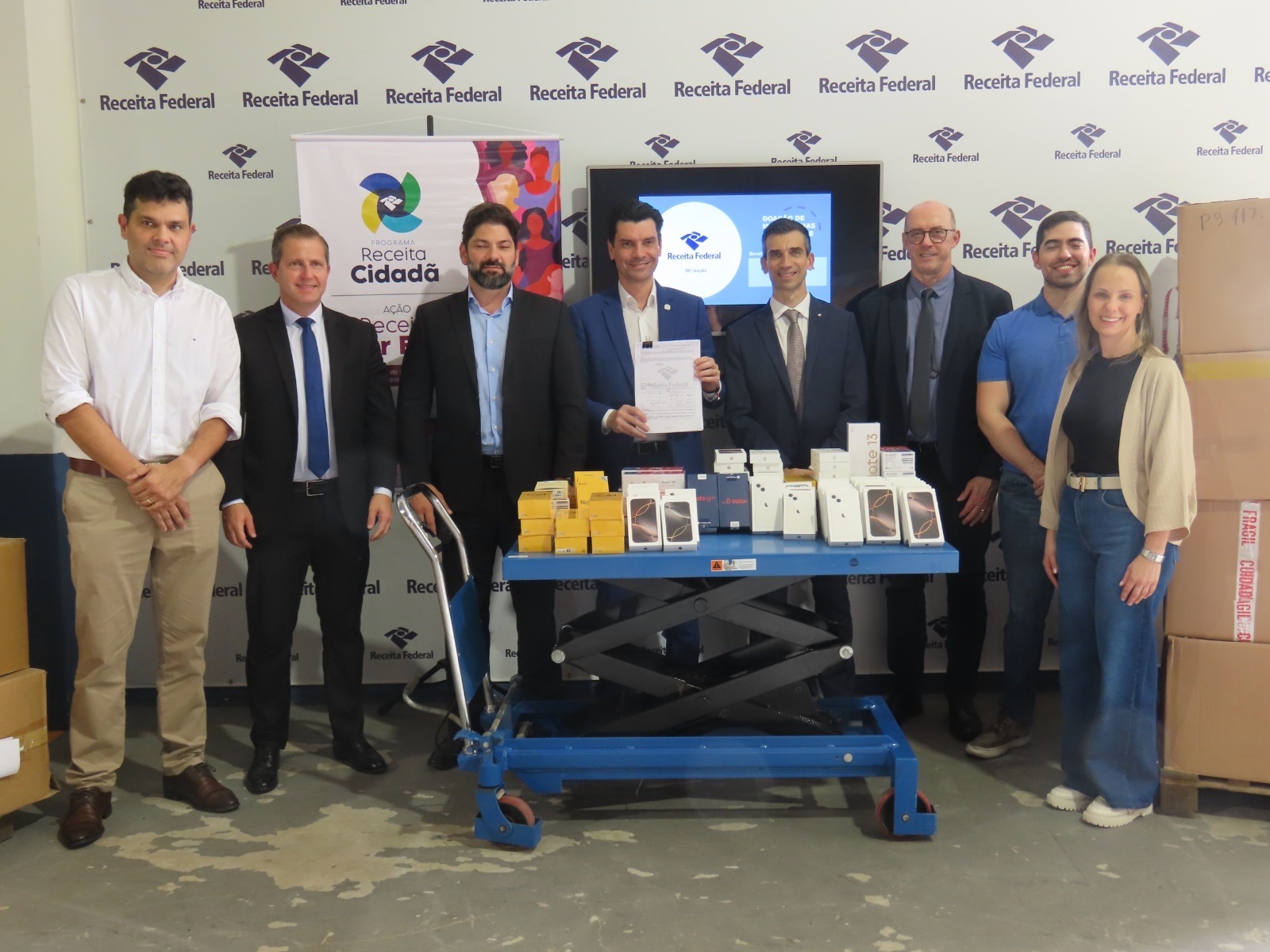 Mais de quatro mil smartphones são doados pela Receita Federal à Polícia Civil de SC