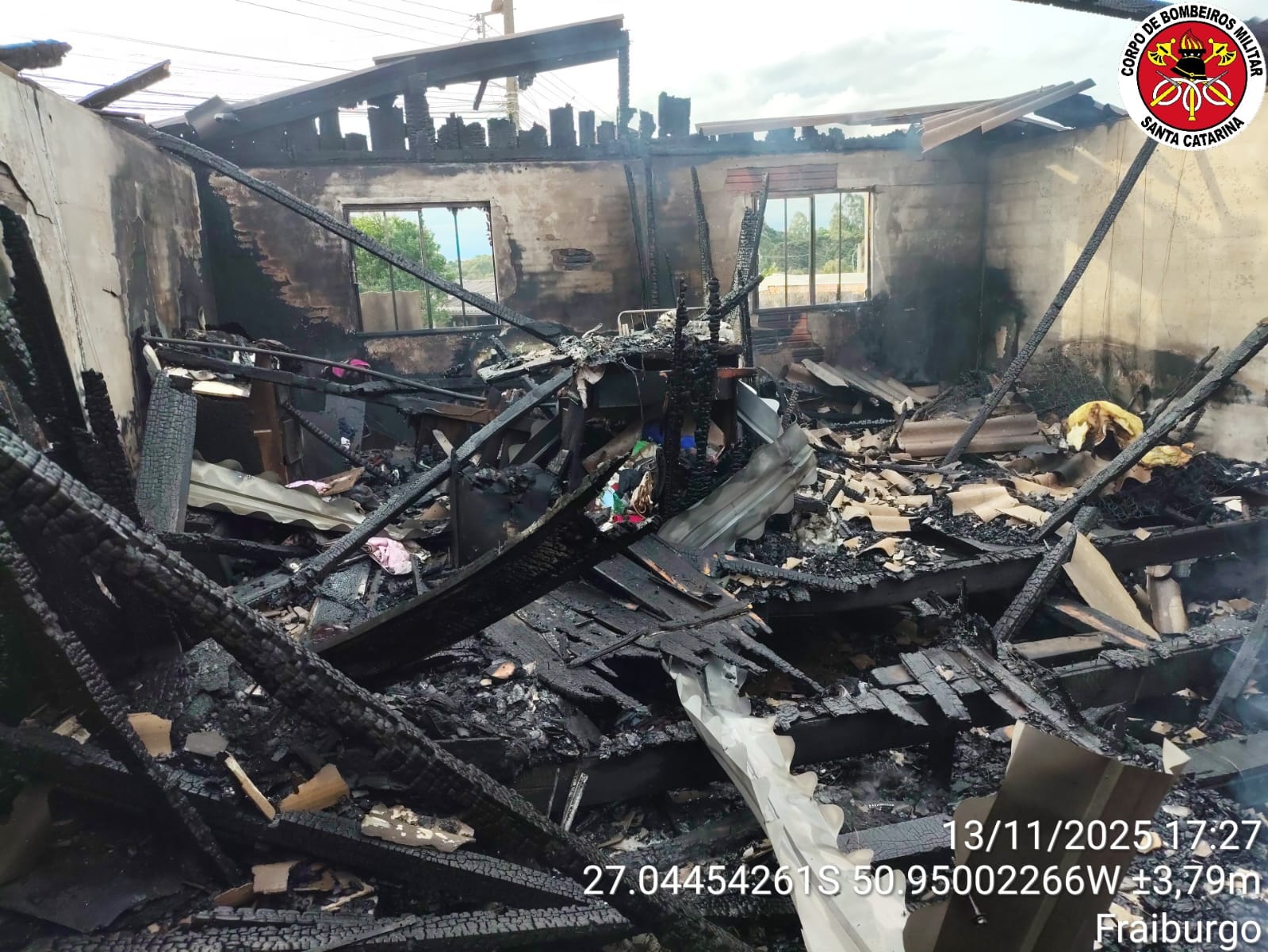 Incêndio destrói residência e mobiliza Bombeiros em Fraiburgo