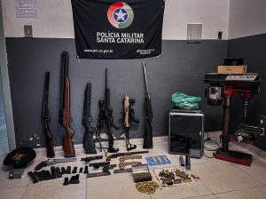 Polícia Militar apreende 10 armas e mais de 500 munições em galpão em SC