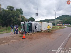 Caminhão tomba na SC-135 em Videira e motorista fica ferido