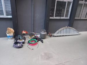 PM encontra esconderijo com objetos furtados em área de mata em Joaçaba