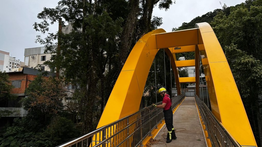 Fotos: Árvore cai sobre passarela em construção na Rua Roberto Trompowski, em Joaçaba