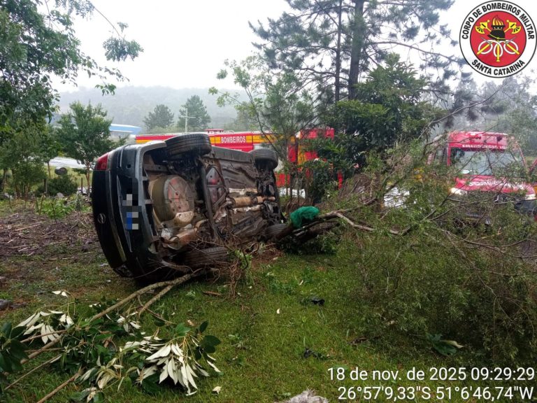 Veículo sai da pista e tomba em Rio das Antas