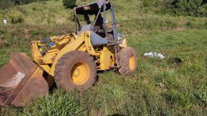 Homem morre após ser ejetado de trator que capotou no Oeste de SC