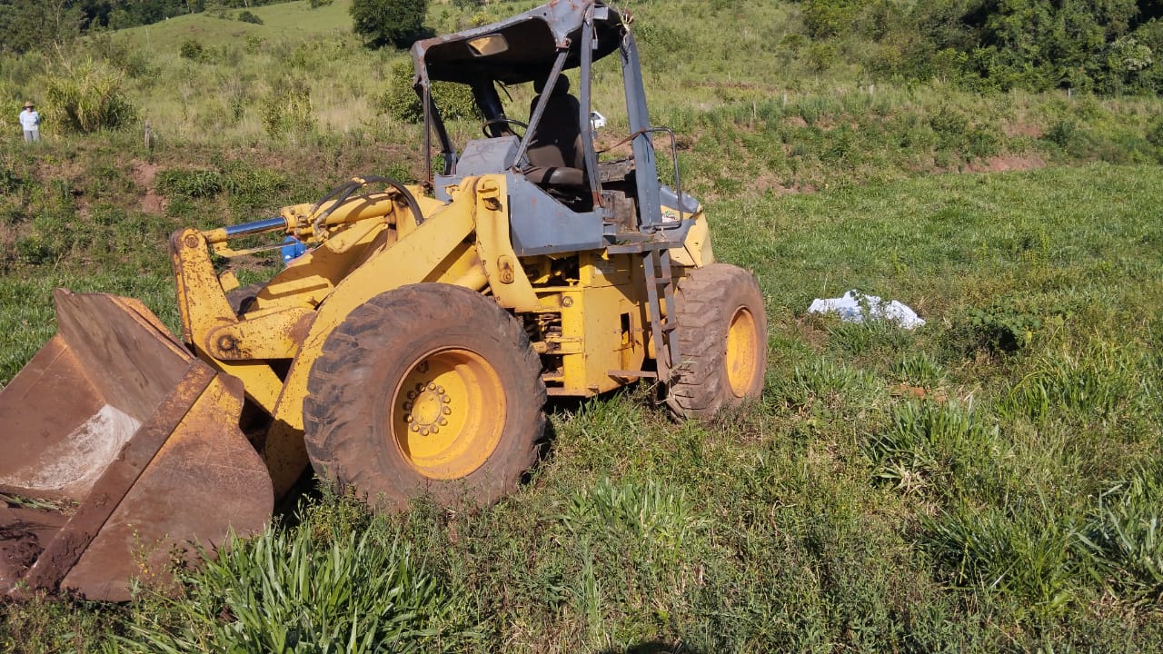 Homem morre após ser ejetado de trator que capotou no Oeste de SC