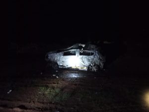 Veículo capota, pega fogo e deixa motorista gravemente ferido no Oeste