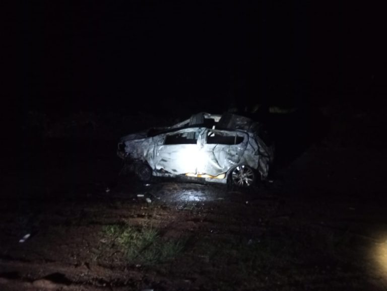 Veículo capota, pega fogo e deixa motorista gravemente ferido no Oeste