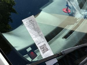 Joaçaba elimina papel nas notificações do estacionamento rotativo