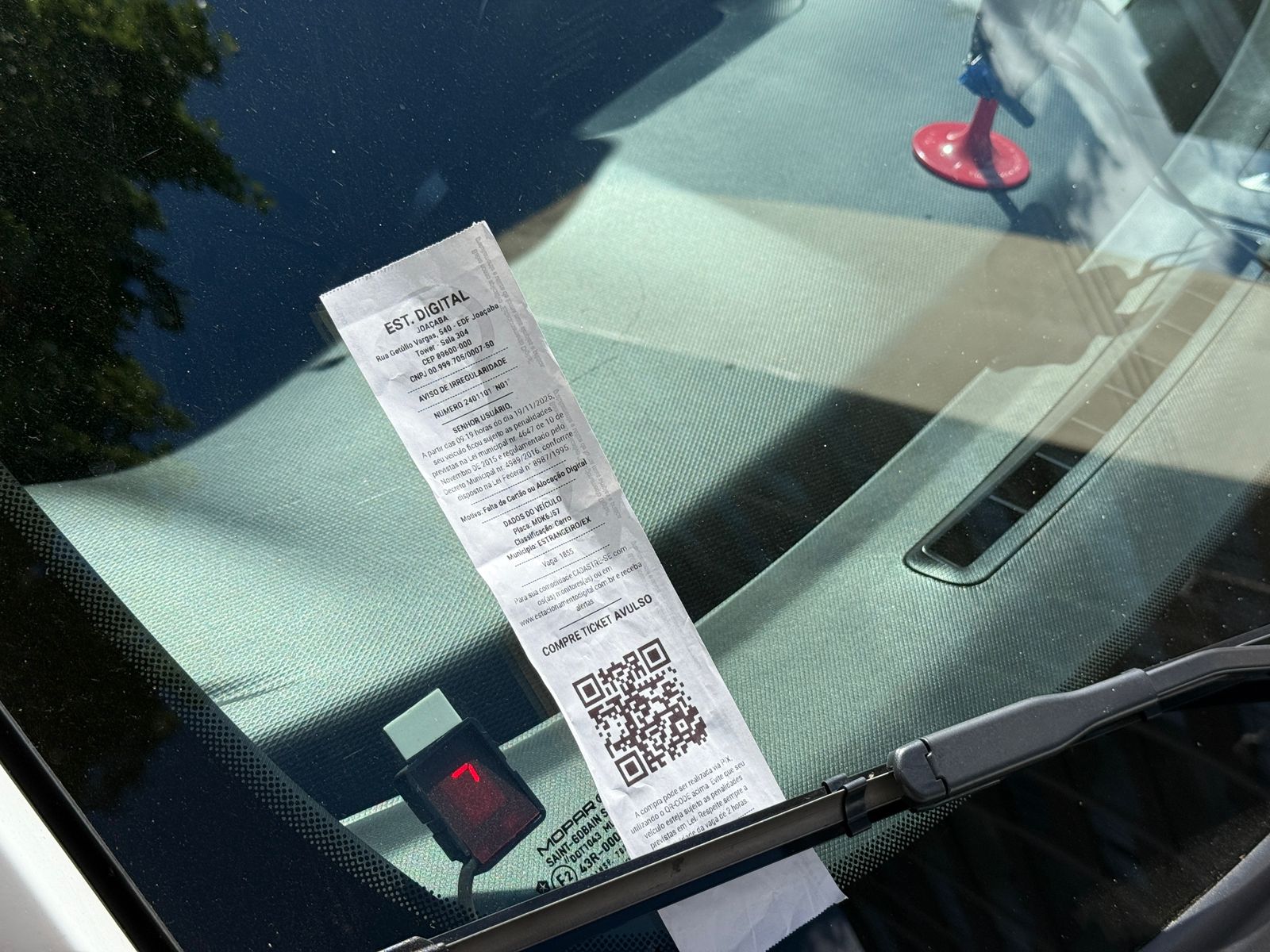 Joaçaba elimina papel nas notificações do estacionamento rotativo