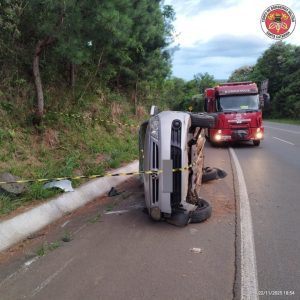 Mulher fica ferida após capotamento na SC-135, em Ibiam