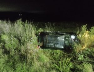 Três homens ficam feridos em capotamento durante a madrugada em Curitibanos