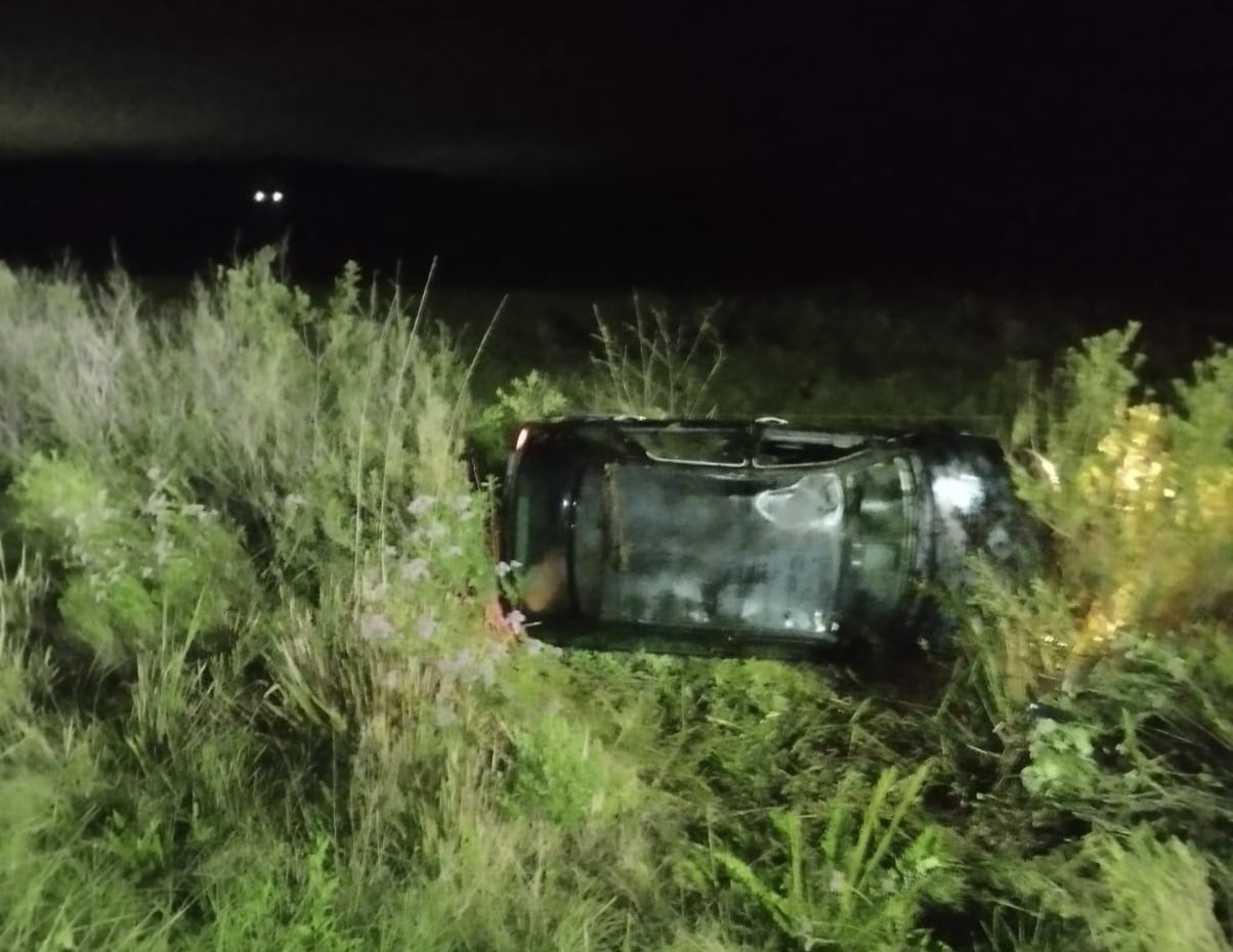 Três homens ficam feridos em capotamento durante a madrugada em Curitibanos
