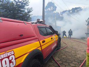 Incêndio destrói duas casas em Curitibanos