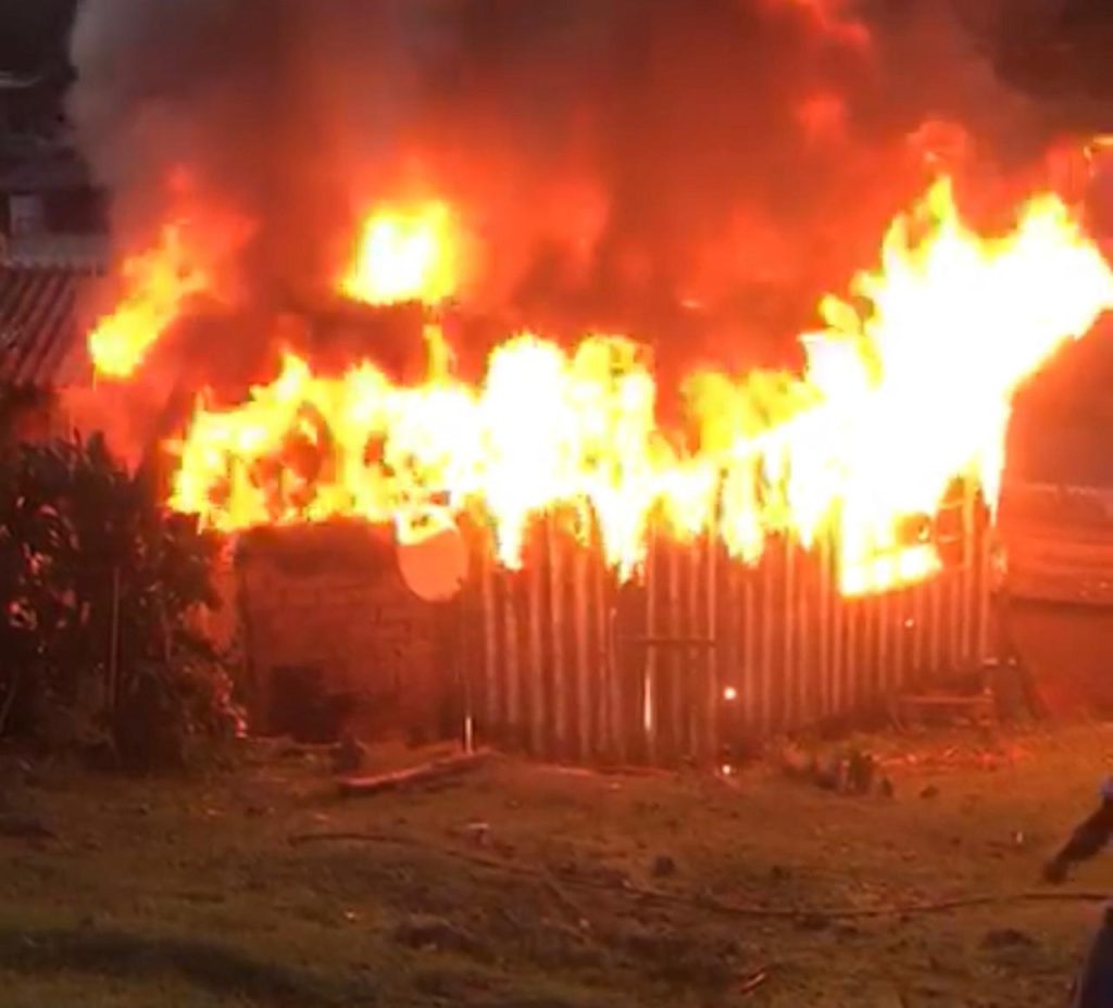 Incêndio criminoso atinge três casas na Vila Cachoeirinha em Joaçaba; mulher é presa em flagrante