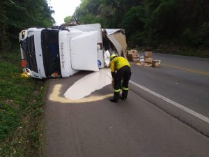 Caminhão com carga de agrotóxicos tomba na BR-282 em Herval d’Oeste