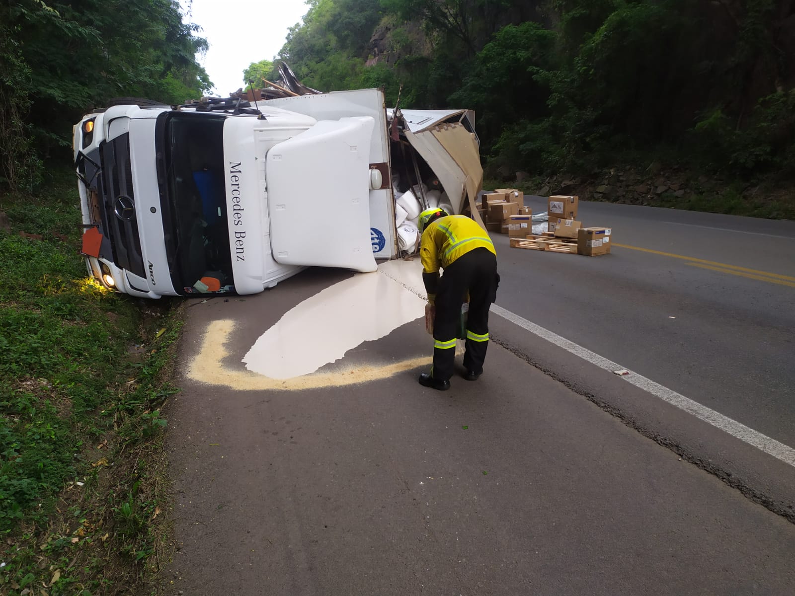 Caminhão com carga de agrotóxicos tomba na BR-282 em Herval d’Oeste
