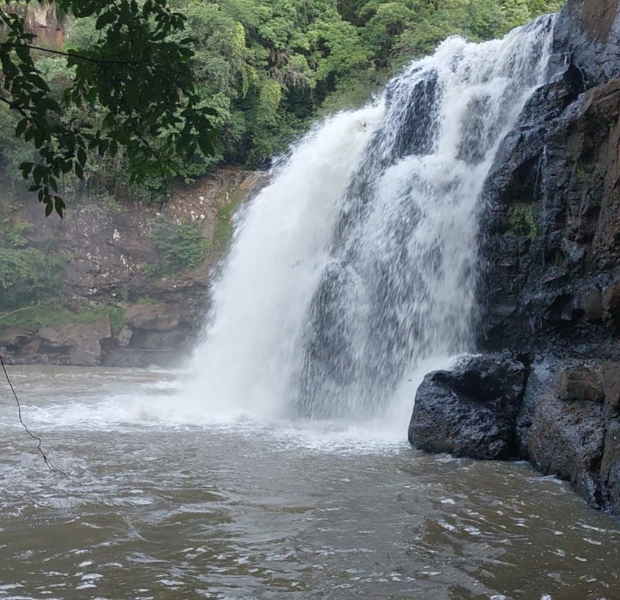 Bombeiros iniciam buscas por adolescente que desapareceu em cachoeira em Videira