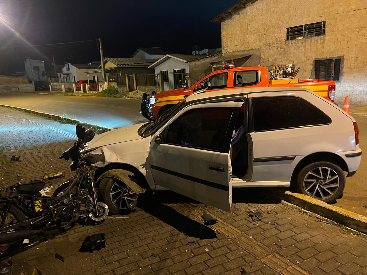 Jovem fica gravemente ferido em acidente entre carro e moto em Campos Novos