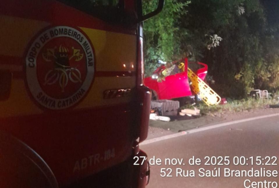 Saída de pista deixa três homens feridos na SC-464, em Arroio Trinta