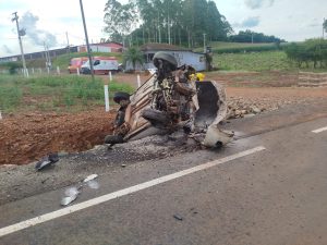 Saída de pista seguida de capotamento e princípio de incêndio deixa feridos na SC-492