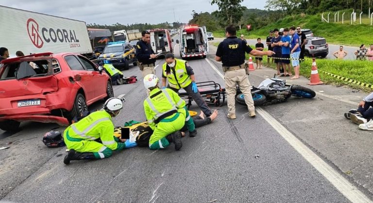 Grave acidente envolve sete veículos e deixa quatro motociclistas feridos na BR-101
