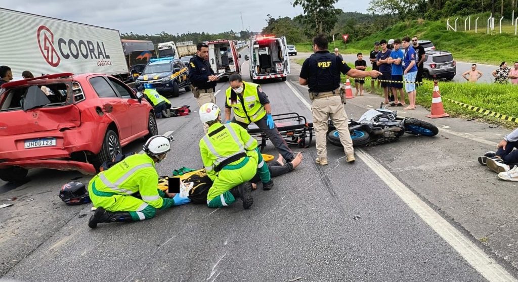 Grave acidente envolve sete veículos e deixa quatro motociclistas feridos na BR-101