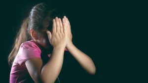 Mulher denúncia vizinho por estupro mas descobre que companheiro é o culpado no Oeste