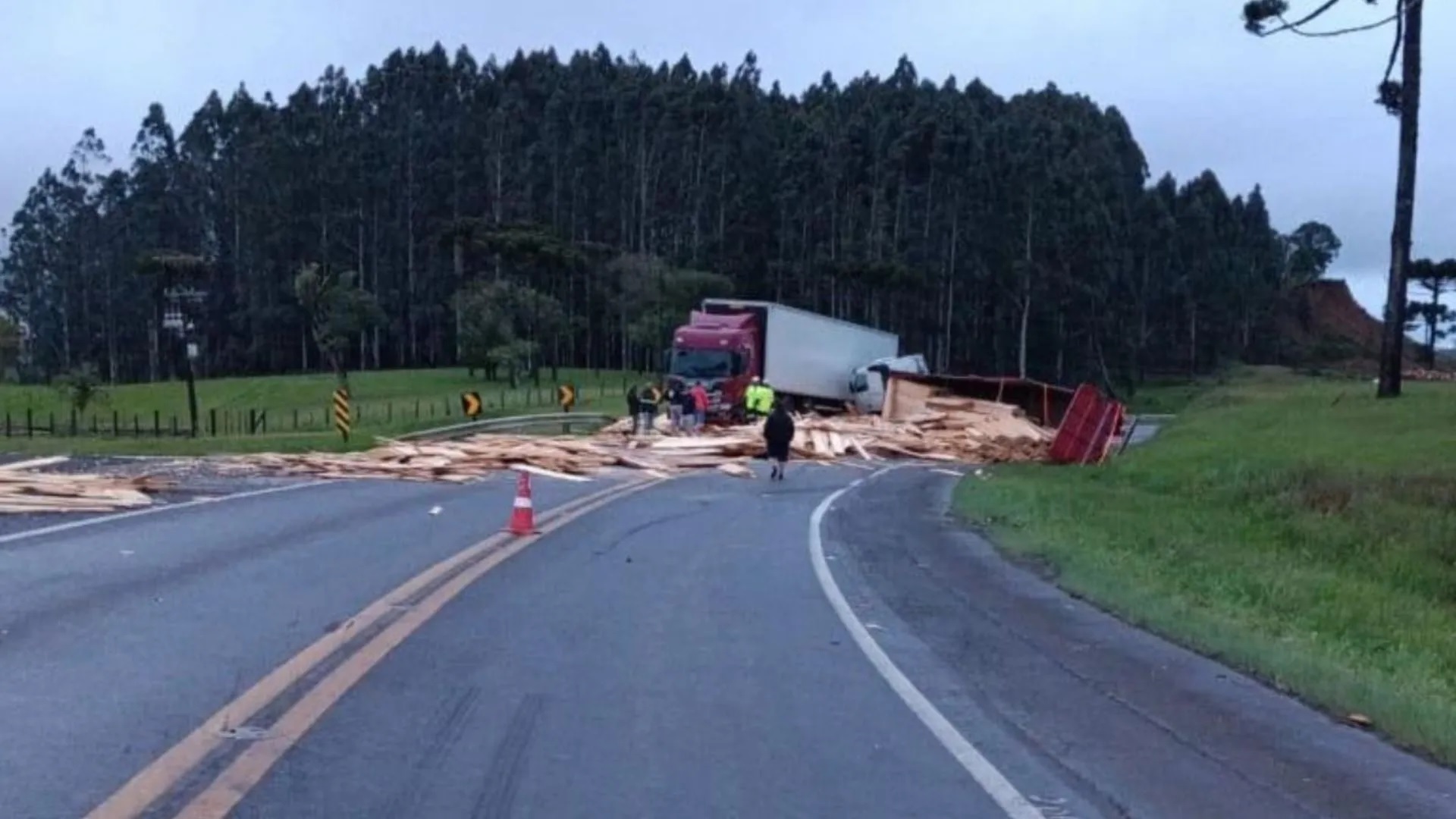 Acidente entre três caminhões bloqueia rodovia e deixa motorista gravemente ferido em São Cristóvão do Sul