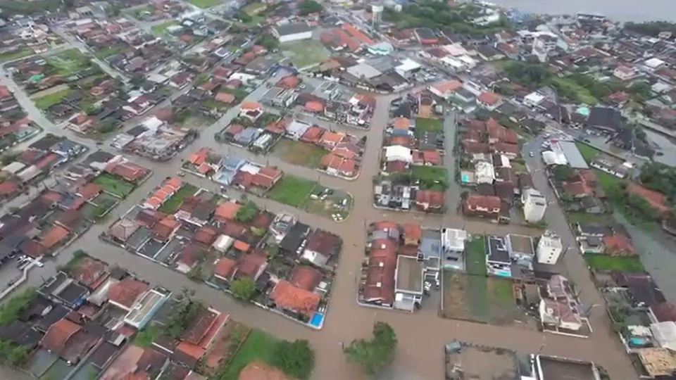 Chuvas provocam estragos em SC e deixam centenas de pessoas fora de casa