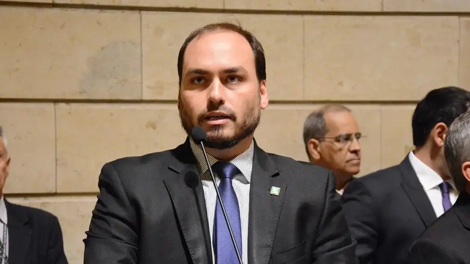 Carlos Bolsonaro discursa em evento e confirma candidatura ao Senado por SC