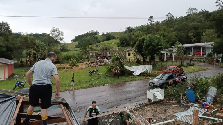 Temporal causa diversos danos e arranca residência inteira no Oeste de SC