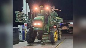 Homem embriagado causa transtornos com trator e acaba preso em Fraiburgo