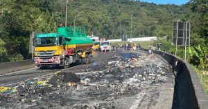 Tragédia na BR-376: acidente entre carretas e van que seguia para o Beto Carrero deixa um morto e 14 feridos