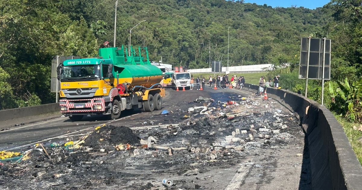 Tragédia na BR-376: acidente entre carretas e van que seguia para o Beto Carrero deixa um morto e 14 feridos