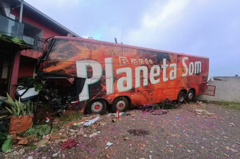 Ônibus de banda de SC se envolve em grave acidente no PR, deixando um morto e vários feridos