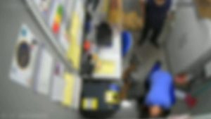 Homem flagrado furtando em supermercado de SC é agredido por seguranças