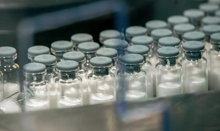 Após efeitos adversos e mortes, Saúde suspende vacinação contra a dengue com imunizante do Butantan no Brasil