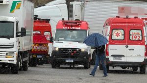 Rajada de vento derruba portão sobre funcionários em empresa de Joaçaba e deixa feridos