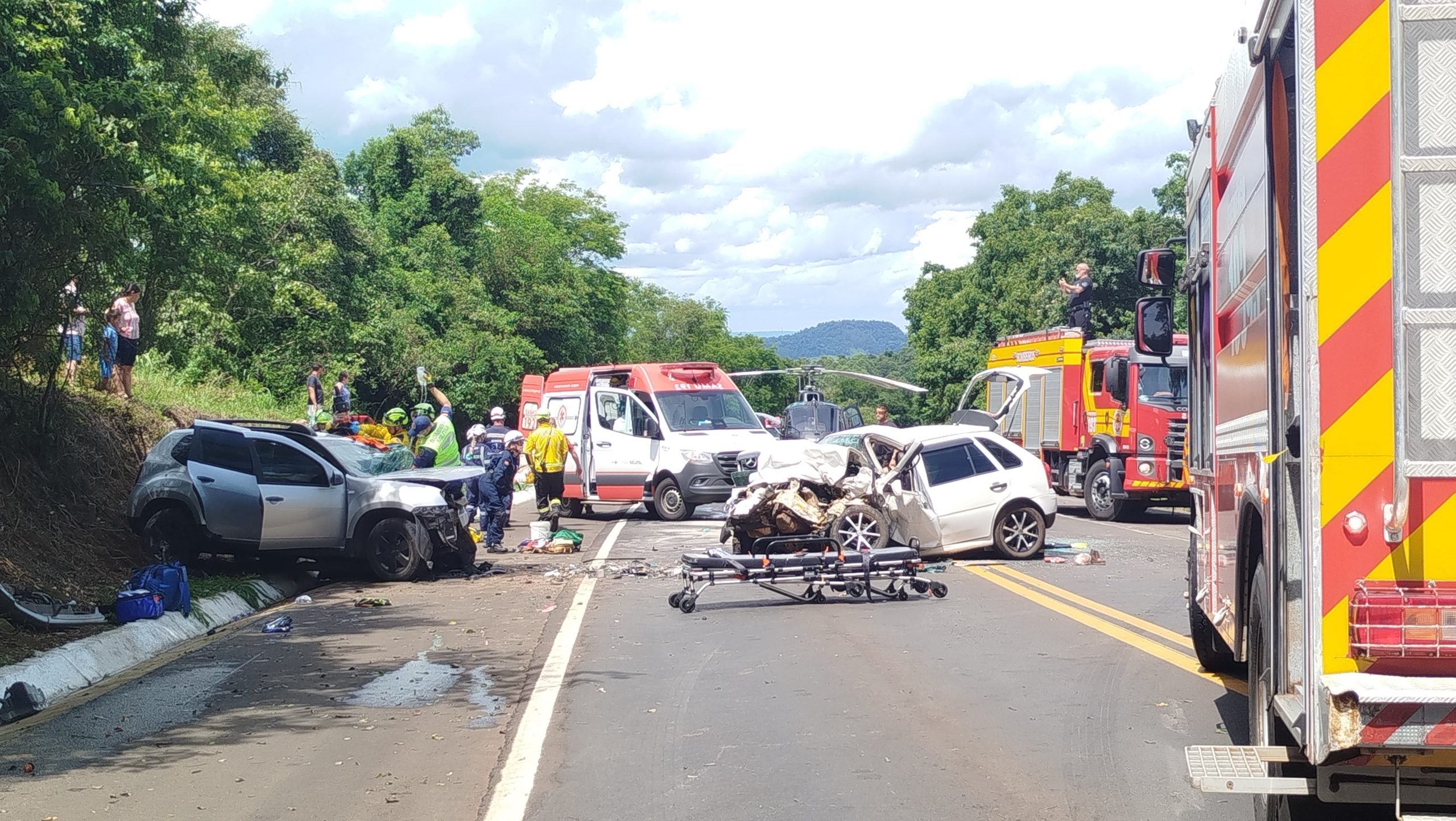 Colisão frontal na BR-282 deixa um morto e cinco feridos