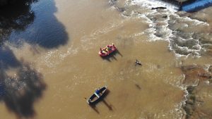 Mergulhadores localizam corpo de vítima de afogamento no Oeste; outra pessoa foi resgatada com vida